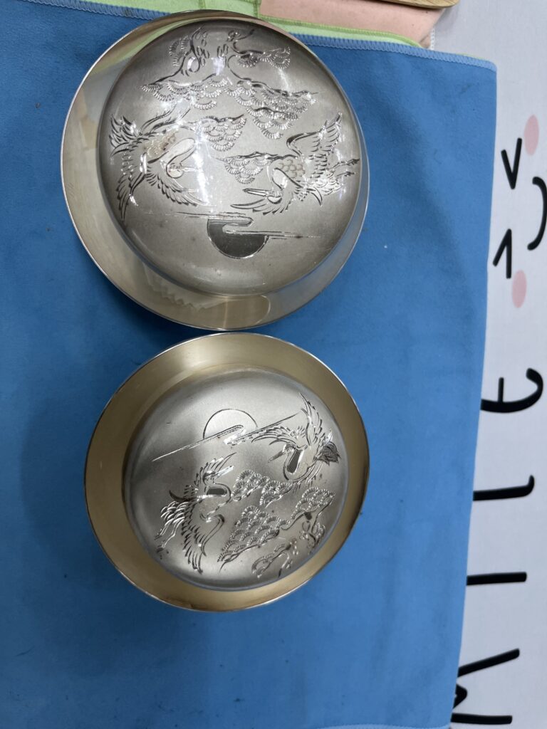은수저 택배 후기로 받는 업체에게, 은 밥그릇, 은 국그릇, 팔기 전에 시세 문의하는 사진 이미지입니다. 수수료, 분석료 차감없이 시세 적힌 그대로 다 주는 업체에게 보내는 사진 이미지입니다.