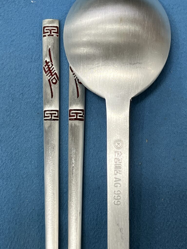 은수저 택배 보내는 방법과 고객이 어떻게 해야하는지 나오는 내용입니다. 김해,창원,부산지역 고객후기. 은수저 팔고 싶을 때, 분석료 수수료 차감없이 ~~적힌 시세 그대로 다 드림업체~ 궁금하시면, 전화 문의하시거나, 문자로 확인하시면 믿음이 가실 겁니다.