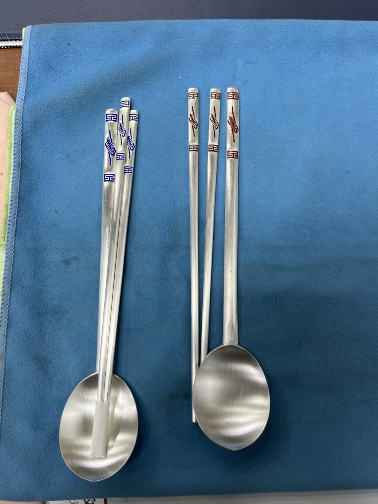 은수저 택배 보내려면, 수저를 사진 찍어서 업체에게 보내는 방법과 앞뒤 중량표시된 은수저 사진입니다. 은수저 팔 때 시세 적힌 그대로~ 분석료 수수료 차감없이 그대로 다리는 전화걸어서 확인 해 보세요. 문자로 받으면 증거도 됩니다~ 믿고 보내는 은수저 택배 후기 참조하세요~^^